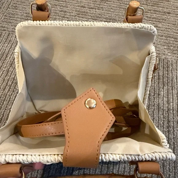 Elegant Tan Woven Handbag - Picture 3 of 3